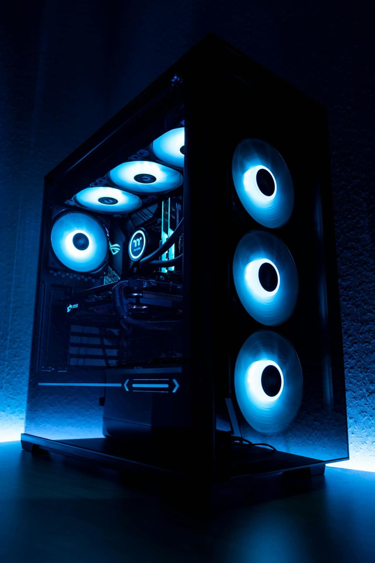 Tour PC éclairée RGB dans une pièce sombre