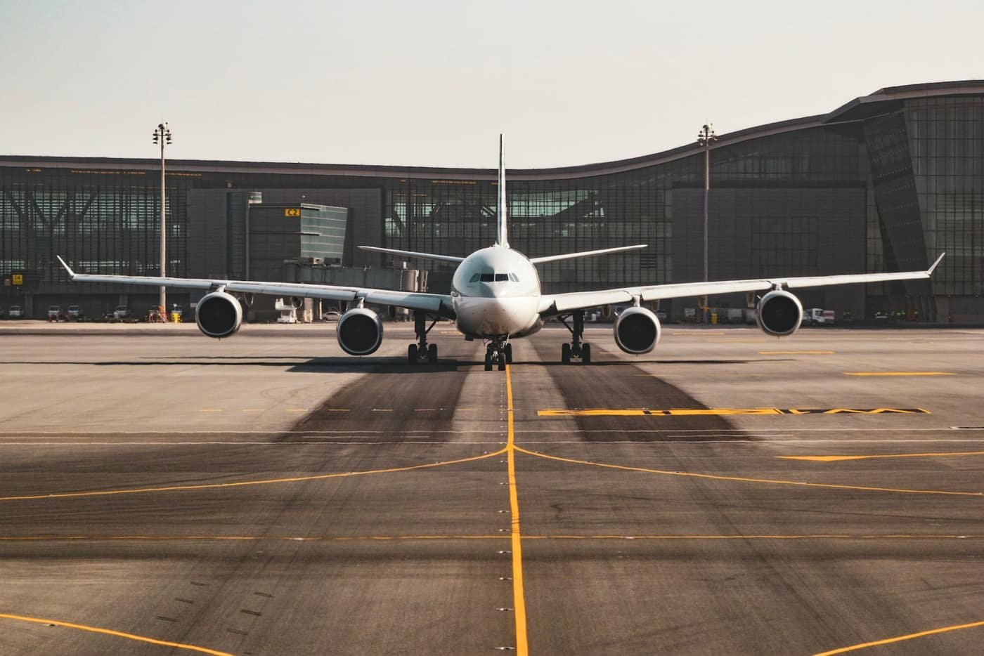 Avion face à la piste, le monde que Flight Simulator charge
