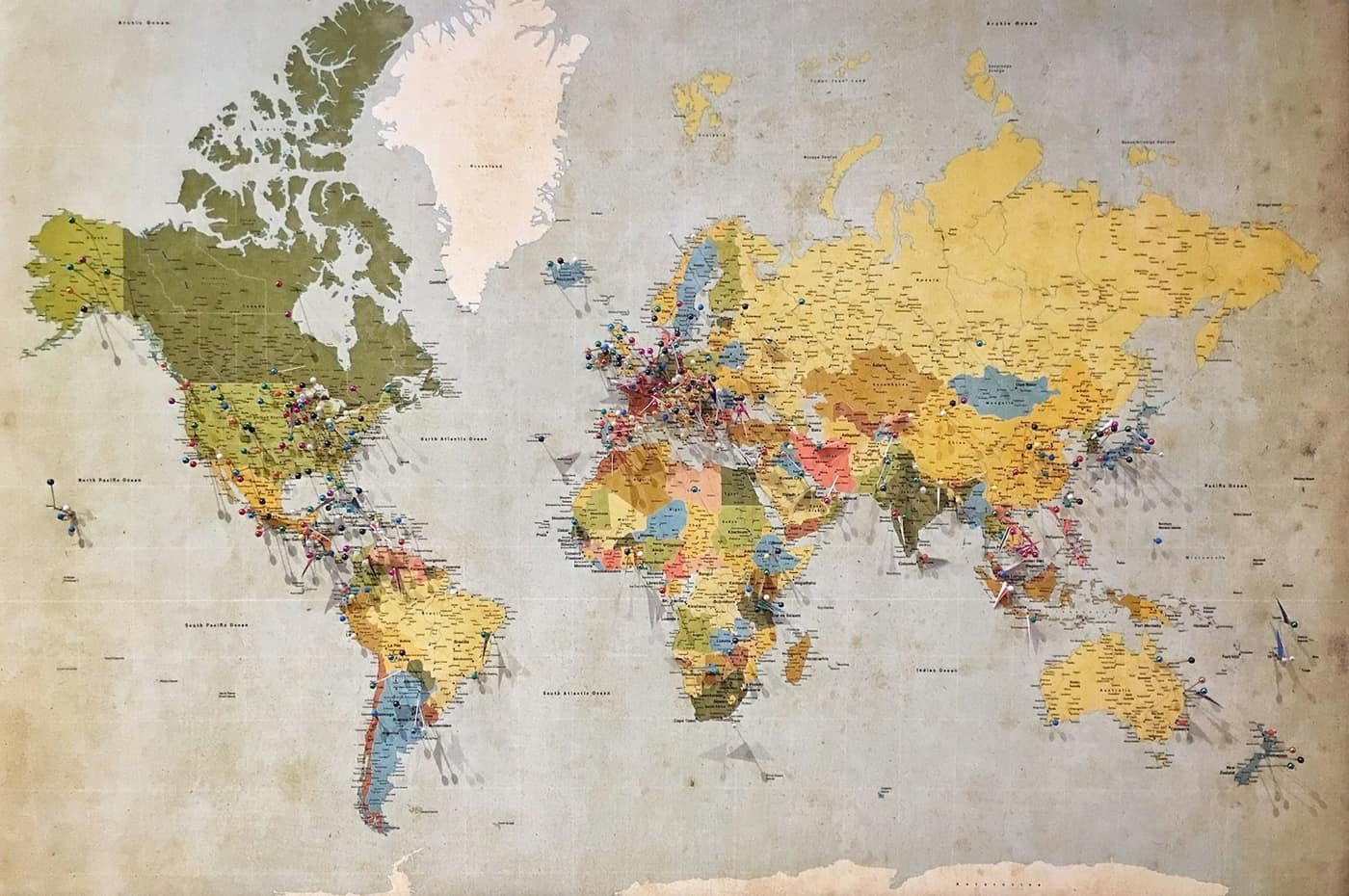 Carte du monde piquée d’épingles, plateau des 4X