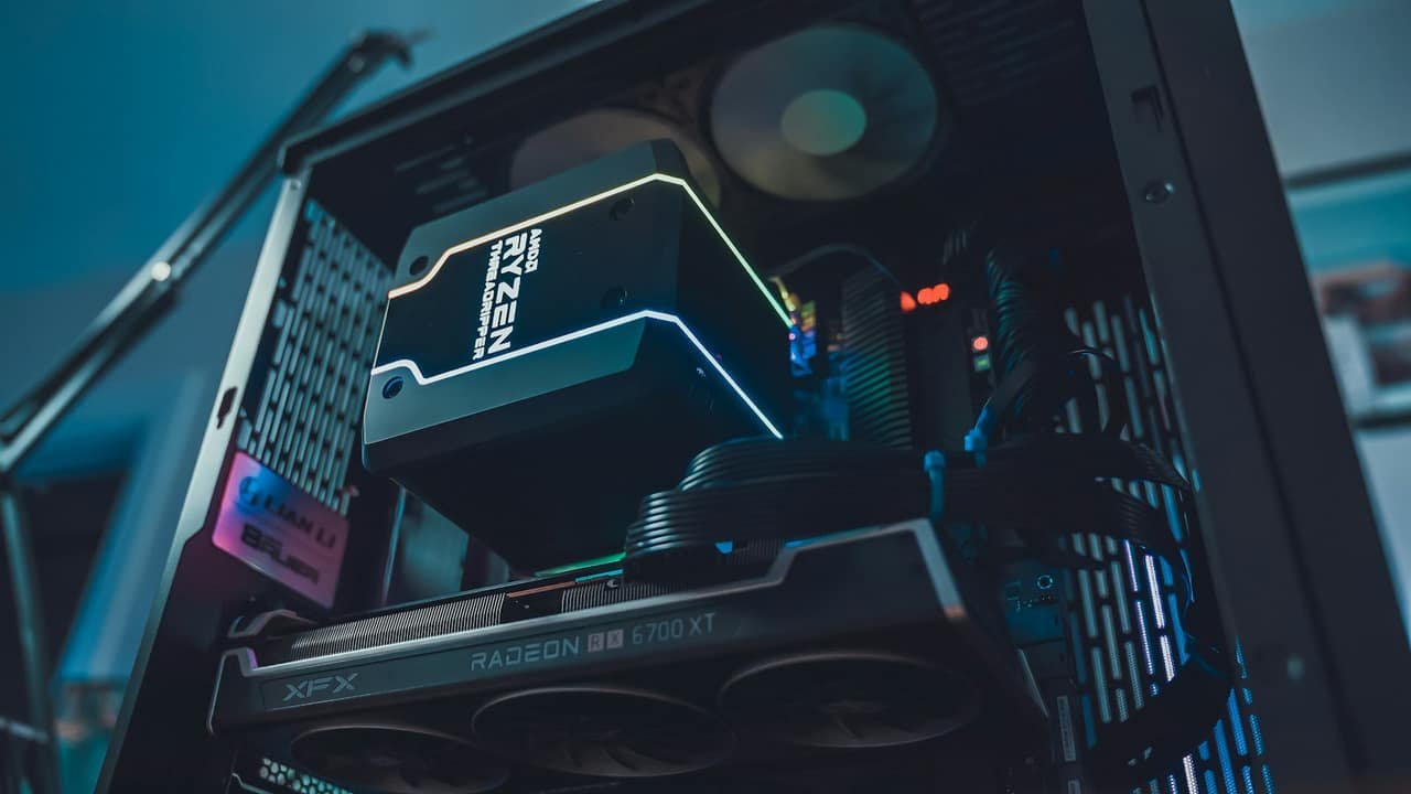 Radeon installée dans un boîtier, radiateur et carte graphique visibles
